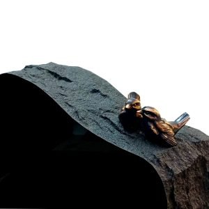 Korkeus 70 cm, leveys 60 cm, vahvuus 15 cm Etupinta hiottu, sivut ja päällinen louhittu. Useimmille arkkuhautapaikoille soveltuva koko. Väri: Musta