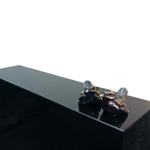 Korkeus 70 cm, leveys 60 cm, vahvuus 15 cm Etupinta, sivut ja päällinen hiottu. Useimmille arkkuhautapaikoille soveltuva koko. Väri: Musta