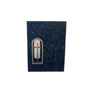 Tumma labrador. Korkeus 60cm, leveys 45 cm, vahvuus 15 cm. Etupinta, sivut ja päällinen hiottu ja tausta sahattu. Lyhtyholvikehys 320×140 mm pronssia, risti lasiin kiinnitetty.