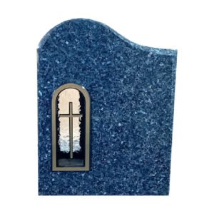 Vaalea labrador. Korkeus 60 cm, leveys 48cm, vahvuus 15 cm Pintakäsittelyt: Etupinta, sivut ja päällinen hiottu Hiotut viisteet. Lyhtyholvikehys 320×140 mm pronssia, risti lasiin kiinnitetty, valmistaja M.J .Paasikivi Oy Useimmille uurnahauta paikoille soveltuva koko, suunniteltu 2-4 henkilön nimitiedoille