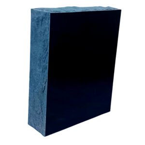 Korkeus 60 cm, leveys 48 cm, vahvuus 15 cm. Etupinta hiottu, sivut ja päällinen louhittu, tausta sahattu.