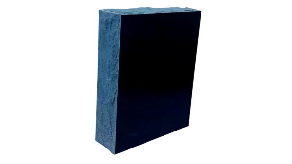 Korkeus 60 cm, leveys 48 cm, vahvuus 15 cm. Etupinta hiottu, sivut ja päällinen louhittu, tausta sahattu.