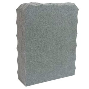 Korkeus 60 cm, leveys 48 cm, vahvuus 15 cm. Etupinta ja tausta hiottu. Sivut ja päällinen aaltoilevasti louhittu.