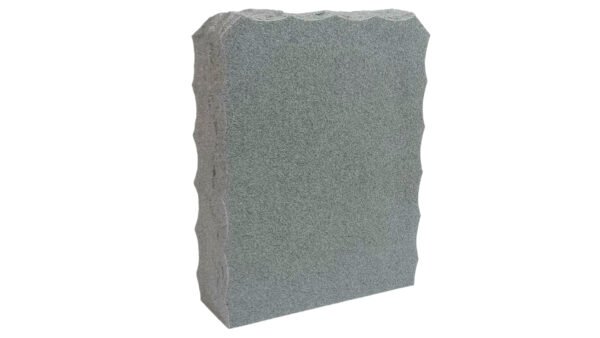 Korkeus 60 cm, leveys 48 cm, vahvuus 15 cm. Etupinta ja tausta hiottu. Sivut ja päällinen aaltoilevasti louhittu.