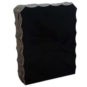 Korkeus 60 cm, leveys 48 cm, vahvuus 15 cm. Etupinta ja tausta hiottu. Sivut ja päällinen aaltoilevasti louhittu.