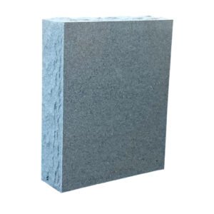 Korkeus 60 cm, leveys 48 cm, vahvuus 15 cm. Etupinta hiottu, sivut ja päällinen louhittu, tausta sahattu.