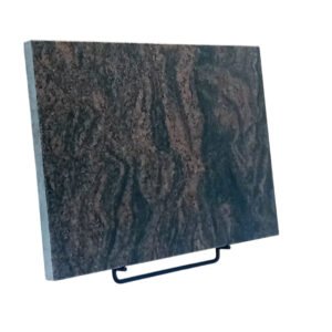 Korkeus 40 cm, leveys 55cm, vahvuus 3 cm. Etupinta hiottu, sivut ja päällinen ja tausta sahattu. Useimmille uurna  ja arkkuhauta paikoille soveltuva koko, suunniteltu 2-3 henkilön nimitiedoille