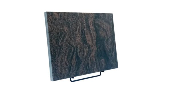 Korkeus 40 cm, leveys 55cm, vahvuus 3 cm. Etupinta hiottu, sivut ja päällinen ja tausta sahattu. Useimmille uurna  ja arkkuhauta paikoille soveltuva koko, suunniteltu 2-3 henkilön nimitiedoille