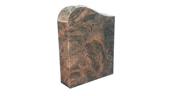 Korkeus 60cm, leveys 48cm, vahvuus 15cm Pintakäsittelyt: Etupinta sekä sivut hiottu, päällinen louhittu ja tausta sahattu. Useimmille uurnahautapaikoille ja  kaikille arkkupaikoille soveltuva koko, suunniteltu 2-4 henkilön nimitiedoille