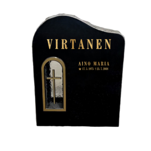 Korkeus 60 cm, leveys 48 cm, vahvuus 15 cm. Etupinta hiottu, tausta sahattu, sivut ja päällinen louhittu.