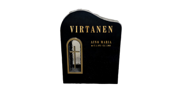 Korkeus 60 cm, leveys 48 cm, vahvuus 15 cm. Etupinta hiottu, tausta sahattu, sivut ja päällinen louhittu.