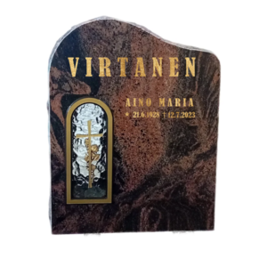 Korkeus 60 cm, leveys 48 cm, vahvuus 15 cm. Etupinta hiottu, tausta sahattu, sivut ja päällinen louhittu.