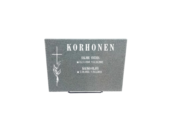 Korkeus 40 cm, leveys 55cm, vahvuus 3 cm. Etupinta hiottu, sivut ja päällinen ja tausta sahattu. Useimmille uurna  ja arkkuhauta paikoille soveltuva koko, suunniteltu 2-3 henkilön nimitiedoille