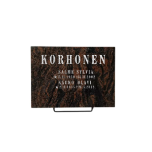 Korkeus 40 cm, leveys 55cm, vahvuus 3 cm. Etupinta hiottu, sivut ja päällinen ja tausta sahattu. Useimmille uurna  ja arkkuhauta paikoille soveltuva koko, suunniteltu 2-3 henkilön nimitiedoille