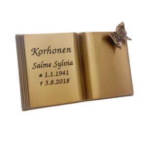 Pronssikirja perhosella hautakiven päälle Koko: 120 x 210 mm Voidaan asentaa uusiin ja vanhoihin hautakiviin.