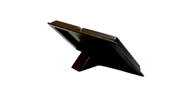 Muistolaatta, tummapatina pronssikirja Koko: 115 x 220 x 20 mm Voidaan asentaa uusiin ja vanhoihin hautakiviin. Säänkestävää pronssivalua