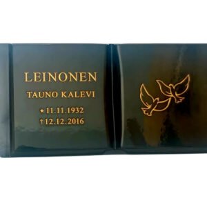 Pronssikirja hautakiven päälle Koko: 115 x 220 x 20 mm Voidaan asentaa uusiin ja vanhoihin hautakiviin.