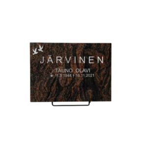 Korkeus 30 cm, leveys 40cm, vahvuus 3 cm. Mäntsälän punainen graniitti. Etupinta hiottu, sivut ja päällinen ja tausta sahattu.