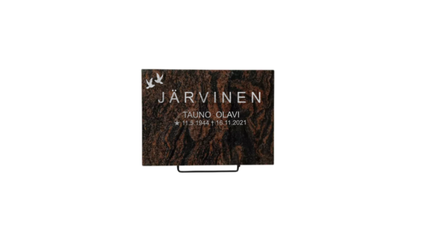 Korkeus 30 cm, leveys 40cm, vahvuus 3 cm. Mäntsälän punainen graniitti. Etupinta hiottu, sivut ja päällinen ja tausta sahattu.