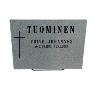 Hautalaatta 1 + teline Harmaa graniitti Korkeus 30 cm, leveys 40cm, vahvuus 3 cm. Pintakäsittelyt: Etupinta hiottu, sivut ja päällinen ja tausta sahattu